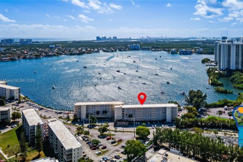 Condo in Aventura, Florida, 1 bedroom  № 1728124 - photo 15