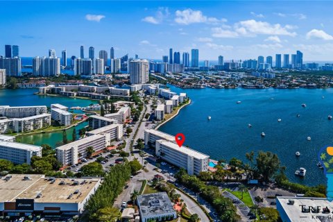 Condo in Aventura, Florida, 1 bedroom  № 1728124 - photo 1