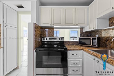 Condo in Aventura, Florida, 1 bedroom  № 1728124 - photo 2