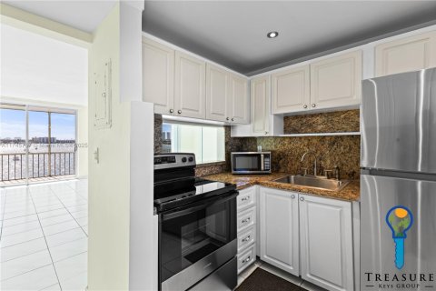 Condo in Aventura, Florida, 1 bedroom  № 1728124 - photo 3