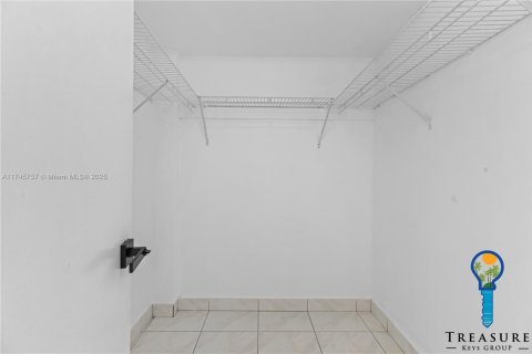 Condo in Aventura, Florida, 1 bedroom  № 1728124 - photo 12
