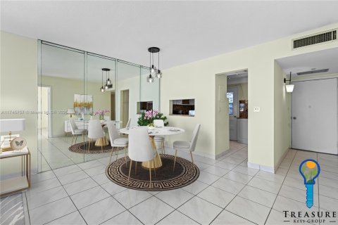 Condo in Aventura, Florida, 1 bedroom  № 1728124 - photo 6