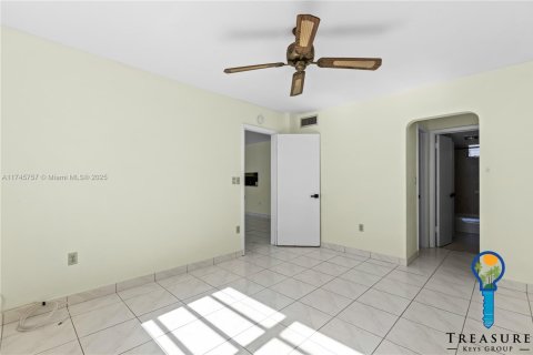 Condo in Aventura, Florida, 1 bedroom  № 1728124 - photo 11