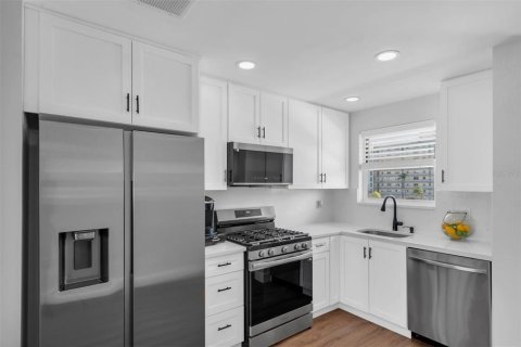 Copropriété à vendre à Gulfport, Floride: 1 chambre, 98.48 m2 № 2147465 - photo 14