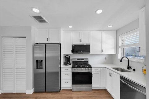 Copropriété à vendre à Gulfport, Floride: 1 chambre, 98.48 m2 № 2147465 - photo 13