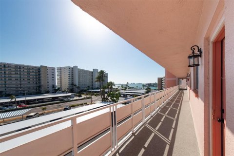 Copropriété à vendre à Gulfport, Floride: 1 chambre, 98.48 m2 № 2147465 - photo 2
