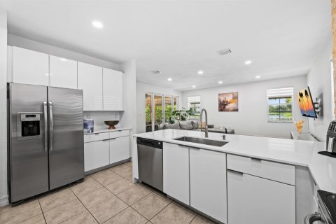House in Doral, Florida 4 bedrooms, 283.63 sq.m. № 2244071 - photo 7