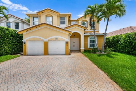 House in Doral, Florida 4 bedrooms, 283.63 sq.m. № 2244071
