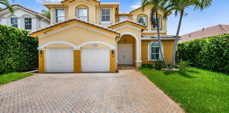 House in Doral, Florida 4 bedrooms, 283.63 sq.m. № 2244071