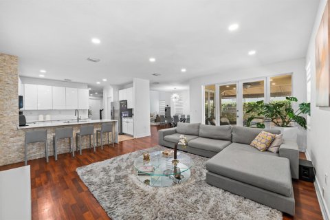 House in Doral, Florida 4 bedrooms, 283.63 sq.m. № 2244071 - photo 10