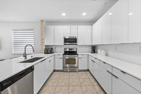 House in Doral, Florida 4 bedrooms, 283.63 sq.m. № 2244071 - photo 8