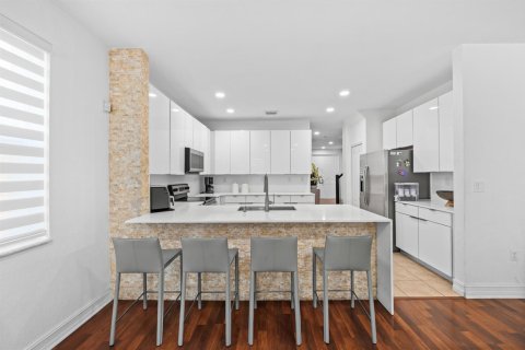 House in Doral, Florida 4 bedrooms, 283.63 sq.m. № 2244071 - photo 9