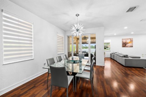 House in Doral, Florida 4 bedrooms, 283.63 sq.m. № 2244071 - photo 6