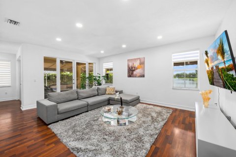 House in Doral, Florida 4 bedrooms, 283.63 sq.m. № 2244071 - photo 12