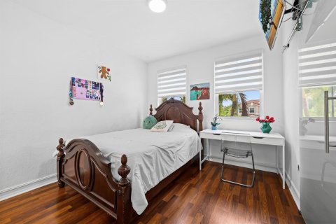 House in Doral, Florida 4 bedrooms, 283.63 sq.m. № 2244071 - photo 19