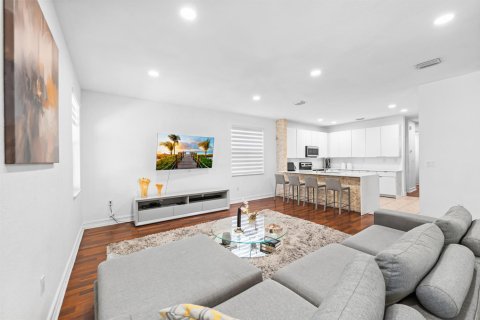 House in Doral, Florida 4 bedrooms, 283.63 sq.m. № 2244071 - photo 11