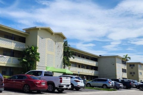 Condominio en North Miami, Florida, 2 dormitorios  № 2011075