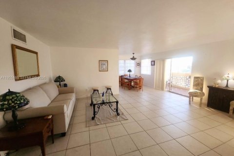 Condominio en alquiler en North Miami, Florida, 2 dormitorios, 128.21 m2 № 2011075 - foto 19