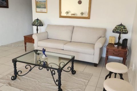 Condominio en alquiler en North Miami, Florida, 2 dormitorios, 128.21 m2 № 2011075 - foto 16