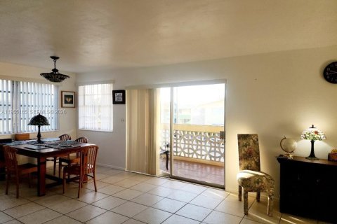 Condominio en alquiler en North Miami, Florida, 2 dormitorios, 128.21 m2 № 2011075 - foto 20