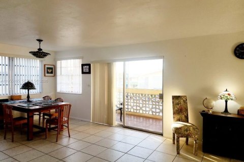 Condominio en alquiler en North Miami, Florida, 2 dormitorios, 128.21 m2 № 2011075 - foto 25