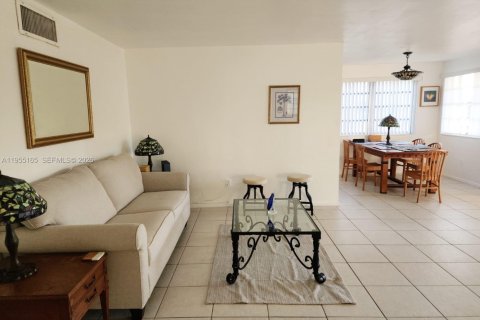 Condominio en alquiler en North Miami, Florida, 2 dormitorios, 128.21 m2 № 2011075 - foto 14