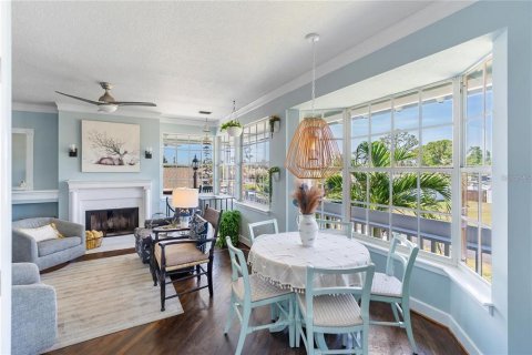 House in Venice, Florida 4 bedrooms, 221.39 sq.m. № 2197883 - photo 12