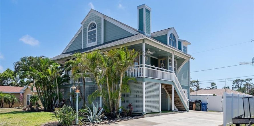 House in Venice, Florida 4 bedrooms, 221.39 sq.m. № 2197883