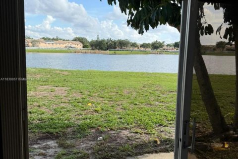 Condo in Miramar, Florida, 2 bedrooms  № 1825620 - photo 11