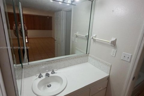 Condo in Hialeah, Florida, 1 bedroom  № 2399659 - photo 8