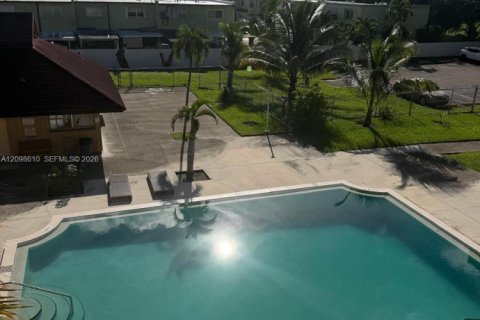 Condo in Hialeah, Florida, 1 bedroom  № 2399659 - photo 12