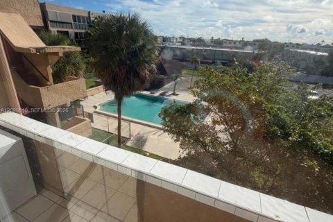 Condo in Hialeah, Florida, 1 bedroom  № 2399659 - photo 15