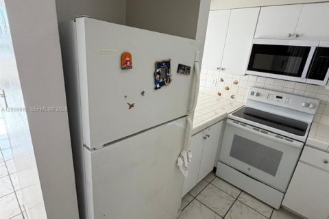 Condo in Hialeah, Florida, 1 bedroom  № 2399659 - photo 10