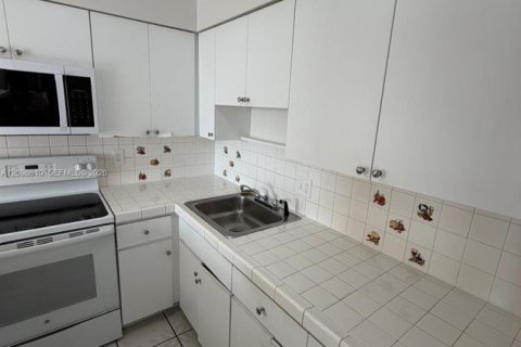 Condo in Hialeah, Florida, 1 bedroom  № 2399659 - photo 11