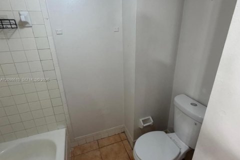 Condo in Hialeah, Florida, 1 bedroom  № 2399659 - photo 7