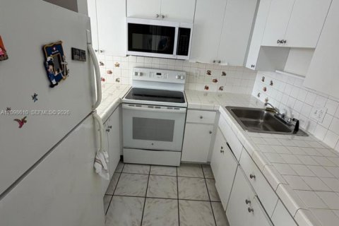Condo in Hialeah, Florida, 1 bedroom  № 2399659 - photo 9
