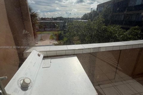 Condo in Hialeah, Florida, 1 bedroom  № 2399659 - photo 14