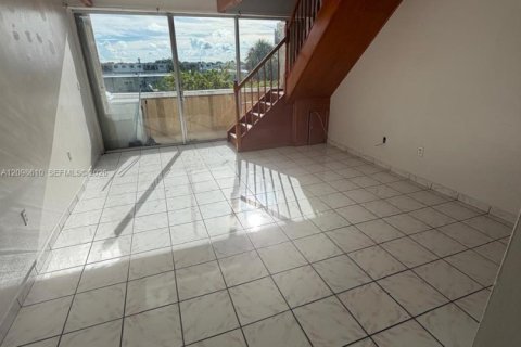 Condo in Hialeah, Florida, 1 bedroom  № 2399659