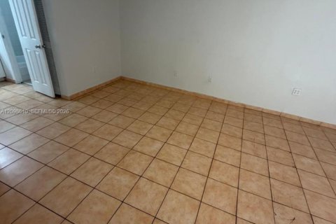 Condo in Hialeah, Florida, 1 bedroom  № 2399659 - photo 3