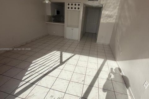 Condo in Hialeah, Florida, 1 bedroom  № 2399659 - photo 2