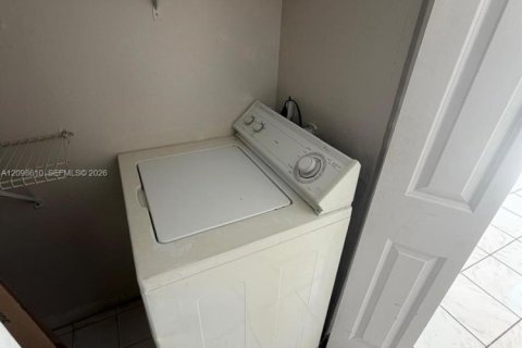 Condo in Hialeah, Florida, 1 bedroom  № 2399659 - photo 13