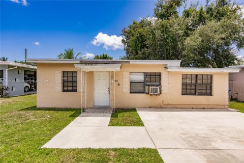 House in Hollywood, Florida 2 bedrooms, 78.78 sq.m. № 1871800 - photo 1