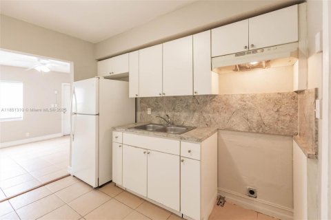 House in Hollywood, Florida 2 bedrooms, 78.78 sq.m. № 1871800 - photo 12