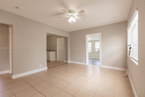 House in Hollywood, Florida 2 bedrooms, 78.78 sq.m. № 1871800 - photo 9