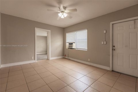 House in Hollywood, Florida 2 bedrooms, 78.78 sq.m. № 1871800 - photo 7