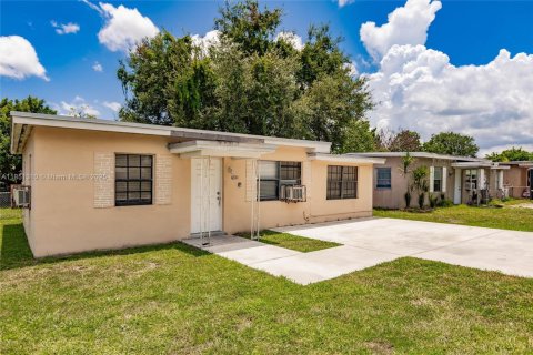 House in Hollywood, Florida 2 bedrooms, 78.78 sq.m. № 1871800 - photo 2
