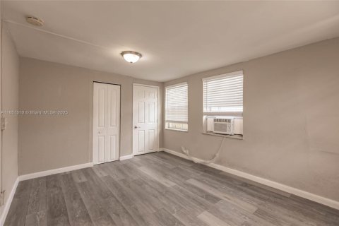 House in Hollywood, Florida 2 bedrooms, 78.78 sq.m. № 1871800 - photo 13
