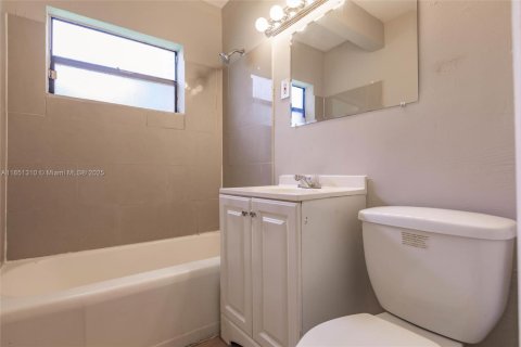 House in Hollywood, Florida 2 bedrooms, 78.78 sq.m. № 1871800 - photo 21