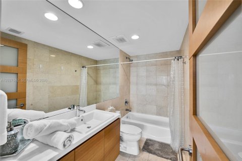 Copropriété à vendre à Hallandale Beach, Floride: 3 chambres, 155.61 m2 № 2145755 - photo 24