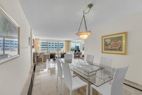 Condominio en alquiler en Key Biscayne, Florida, 2 dormitorios, 117.06 m2 № 1984611 - foto 7